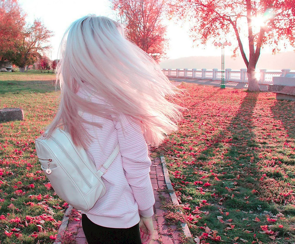 Mädchen mit rosa Haaren für Avu