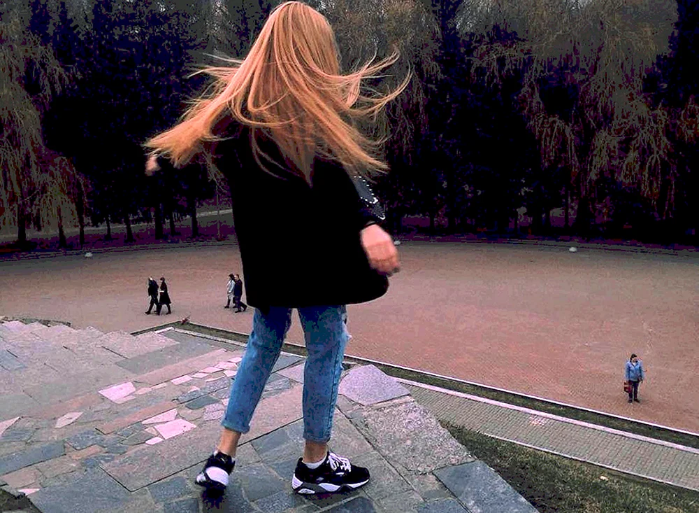 Mädchen mit blonden Haaren ohne Gesicht