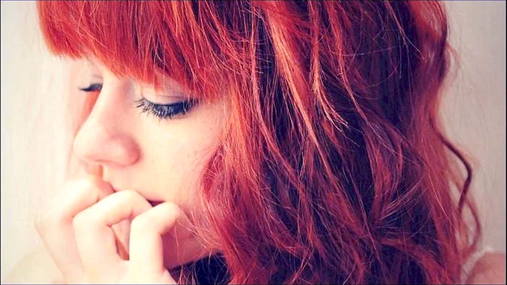 Mädchen mit roten Haaren von hinten