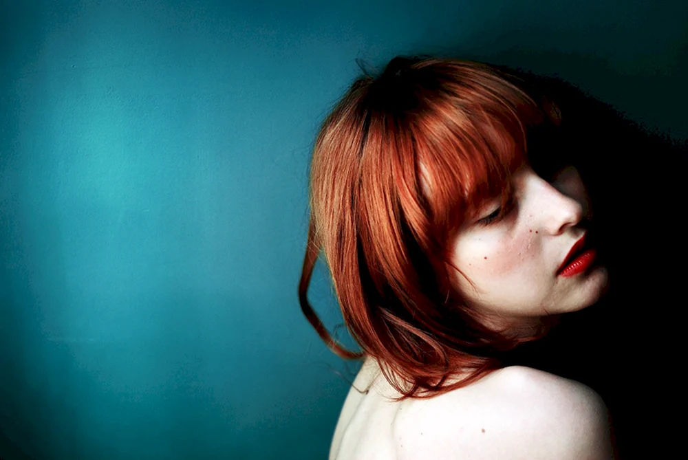 Mädchen mit kurzen blonden Haaren