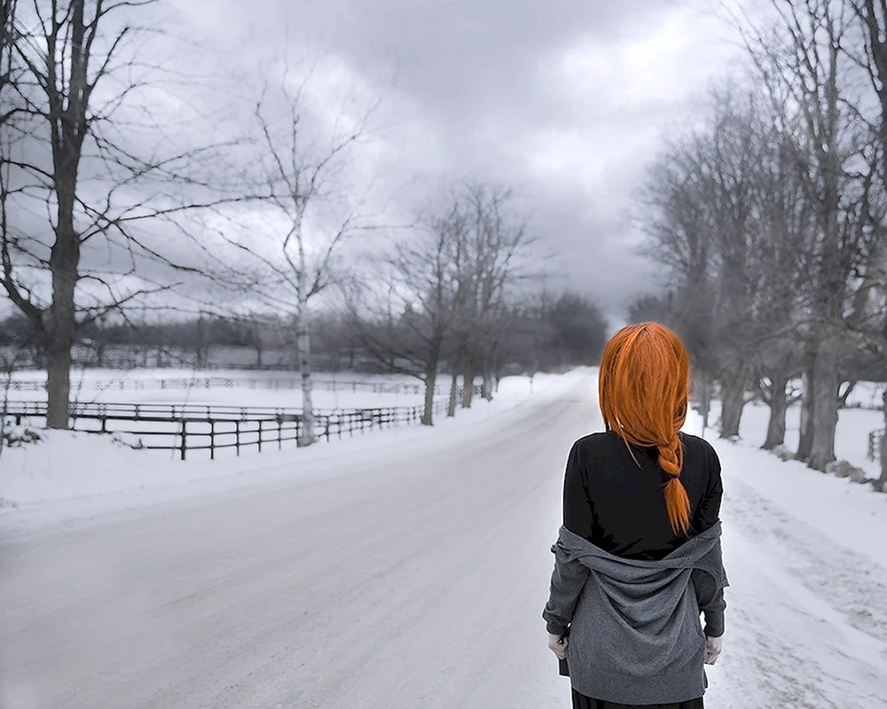 Mädchen mit roten Haaren im Winter