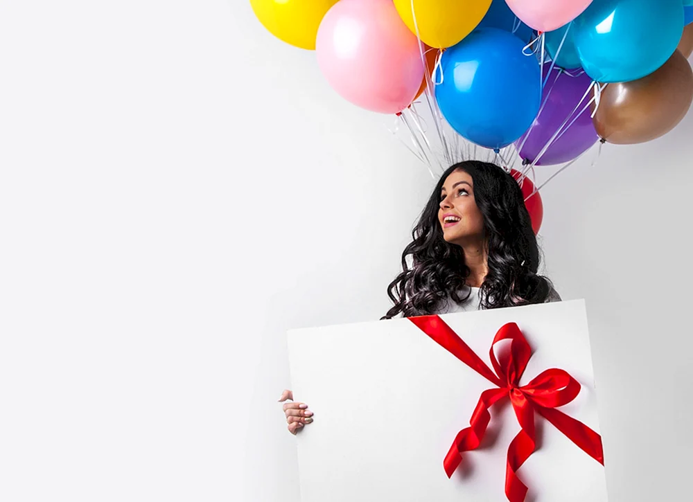 Mädchen mit Luftballons und Geschenken