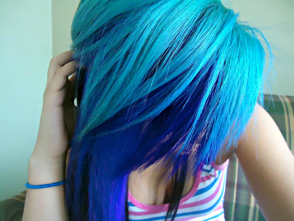 Tiefes Haar mit Blau