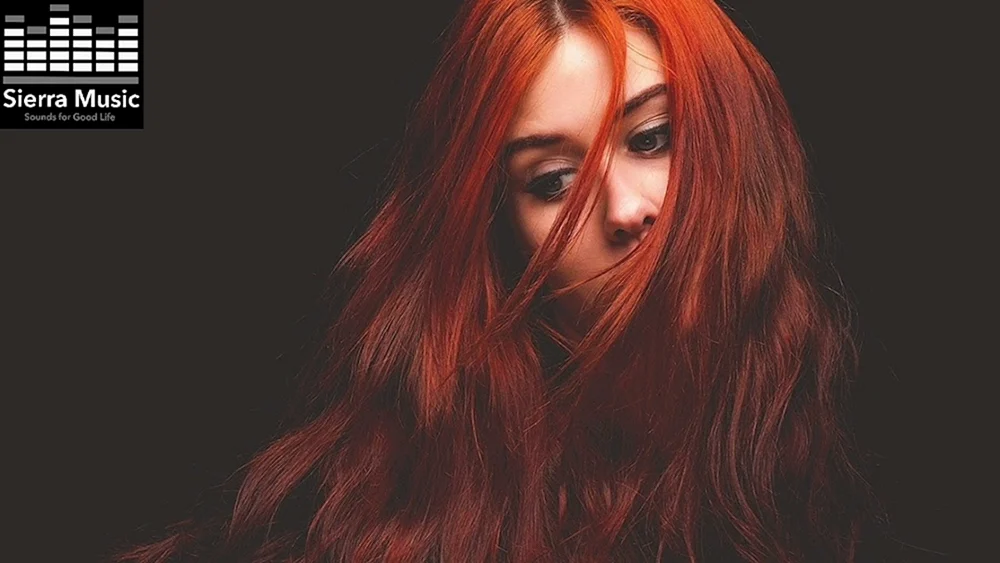 Mädchen mit dunkelroten Haaren