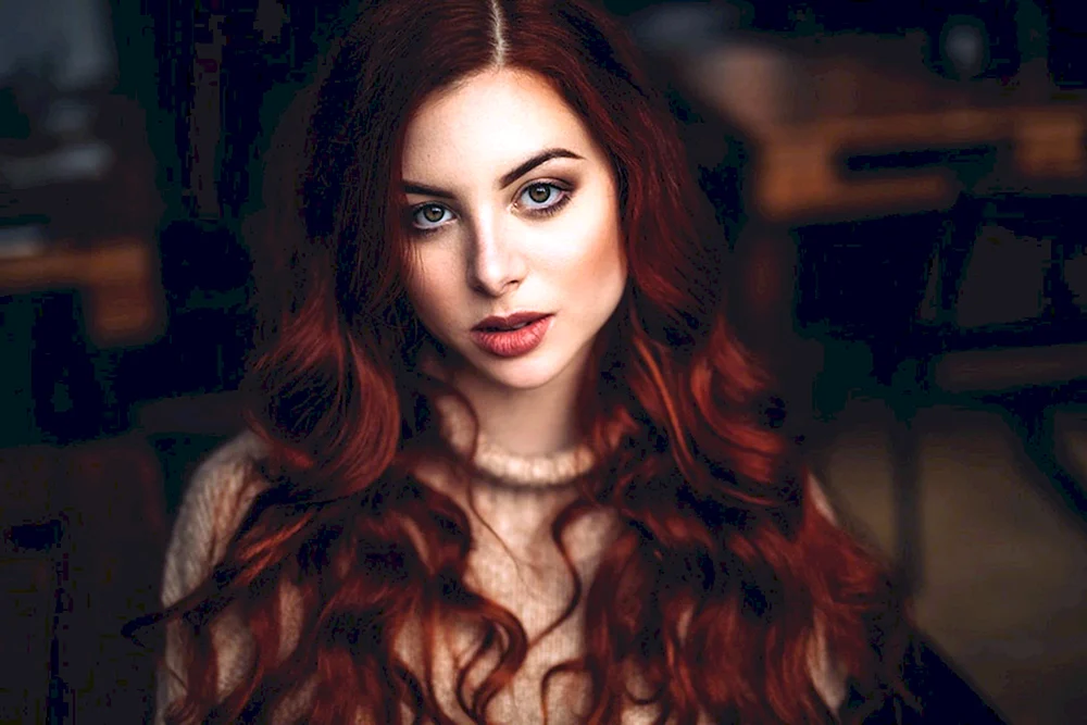 Mädchen mit dunkelrotem Haar
