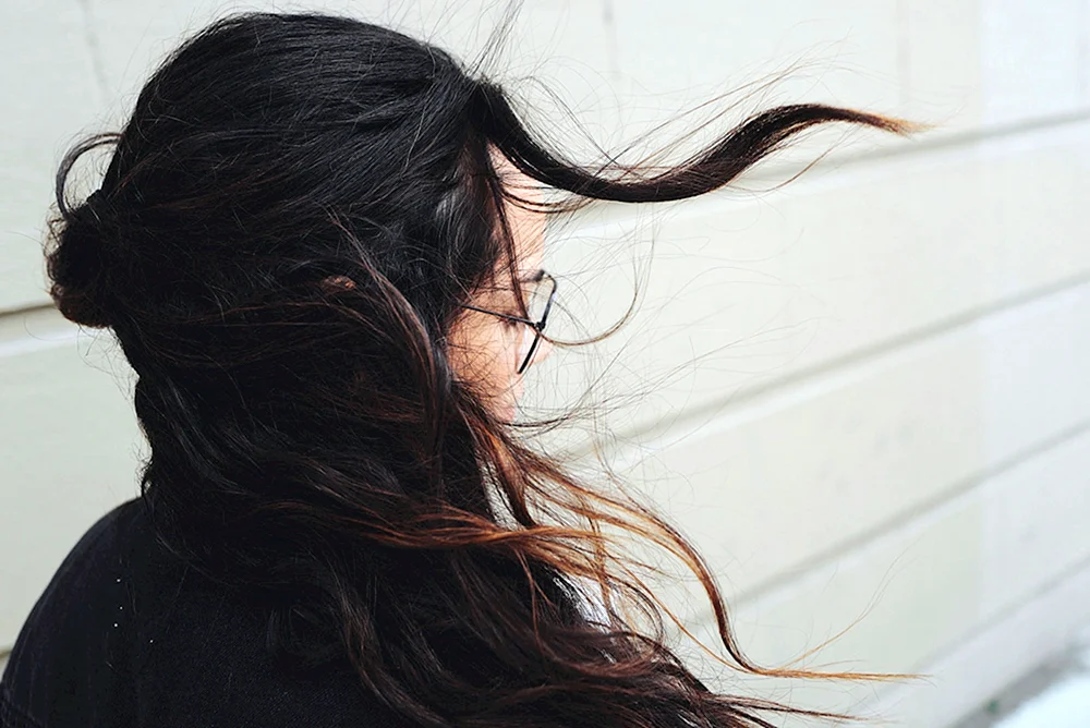 Mädchen mit dunklem Haar