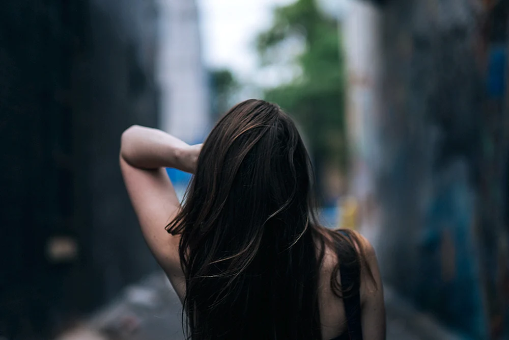Mädchen mit dunklen Haaren