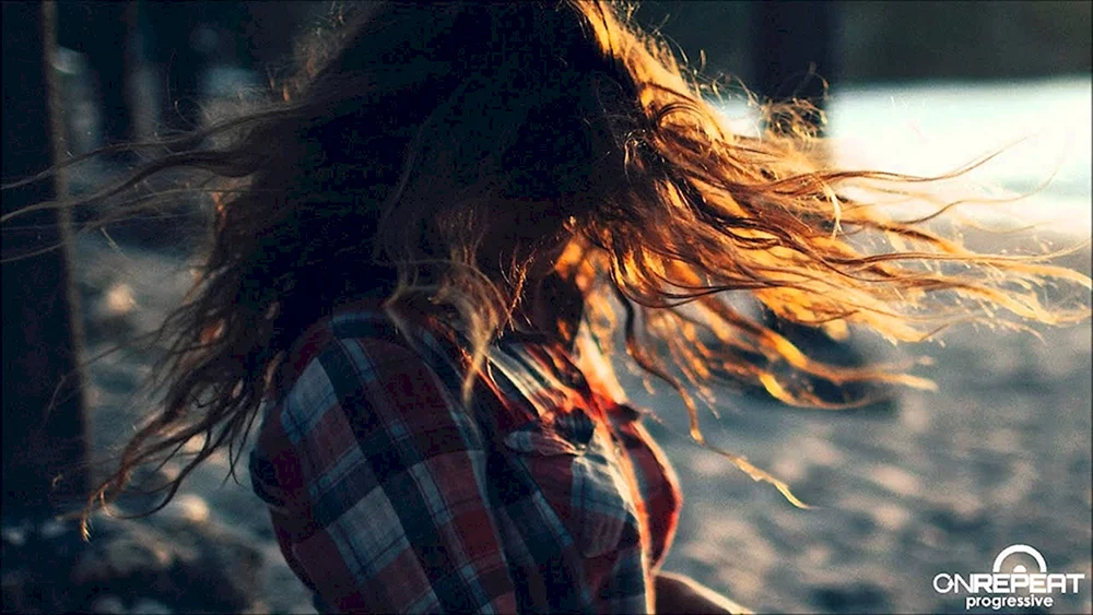 Lockenmädchen mit langem Haar