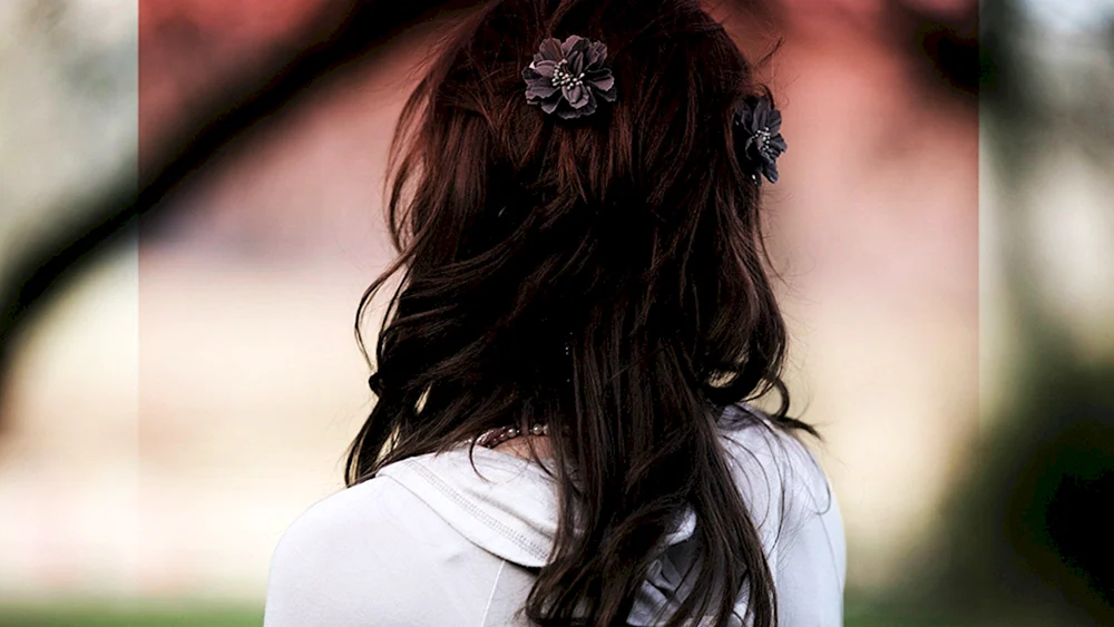 Mädchen mit lockigem Haar von hinten