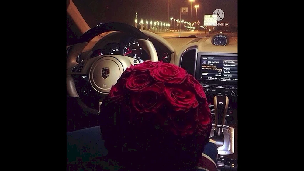 Blumenstrauß im Auto auf dem Sitz