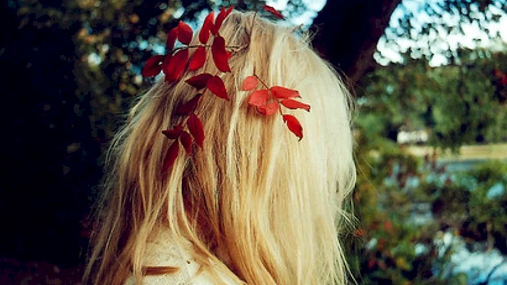 Mädchen mit Blumen im Haar
