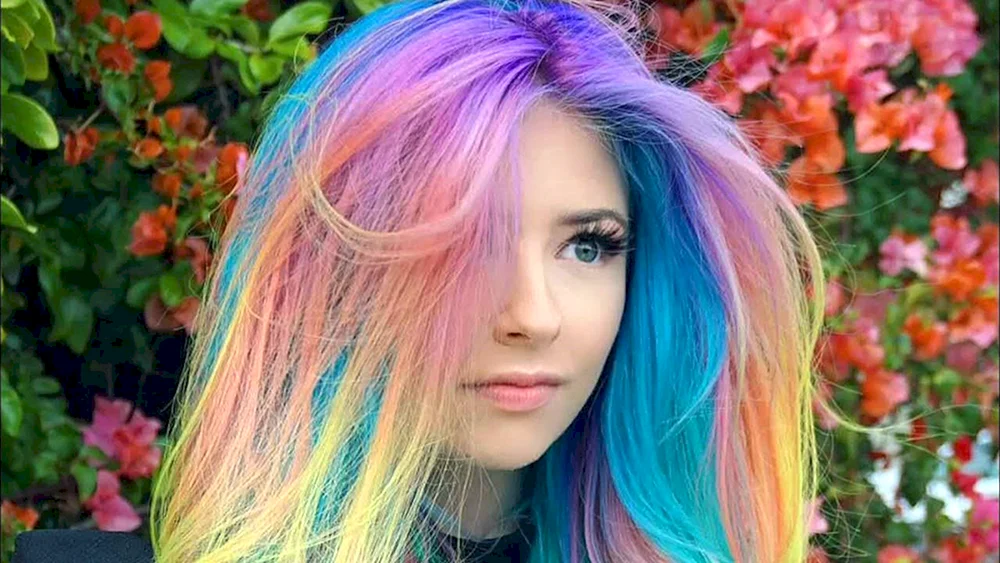 Mädchen mit farbigen Haaren