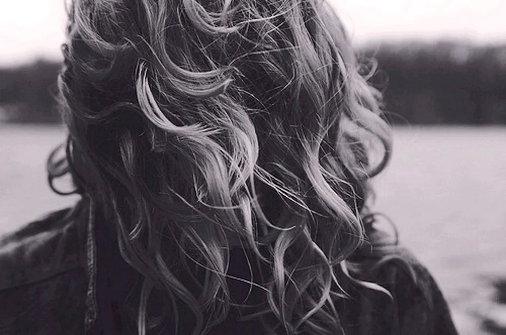 Mädchen mit gewelltem Haar