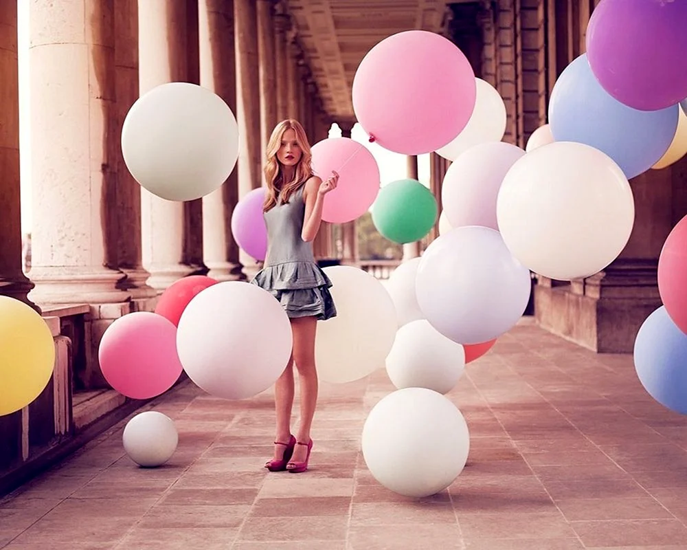 Mädchen mit Luftballons Ballons