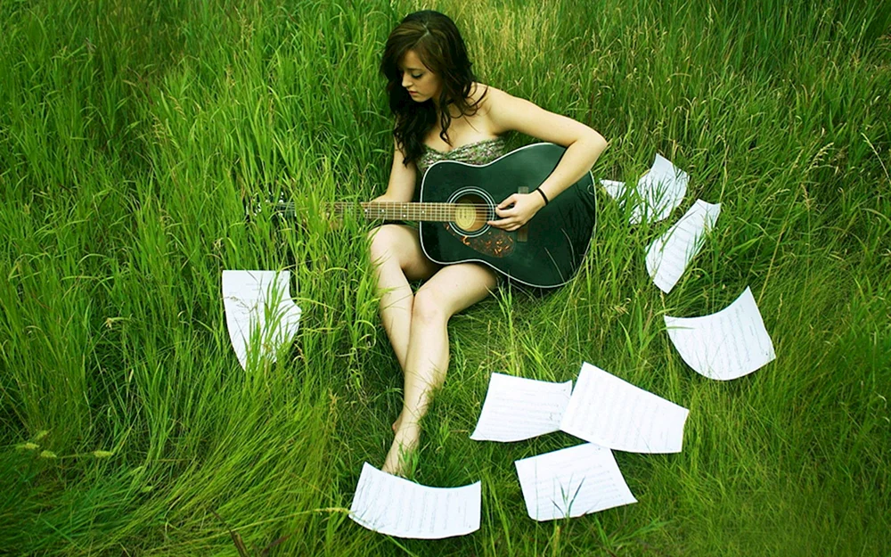 Mädchen im Gras sitzend