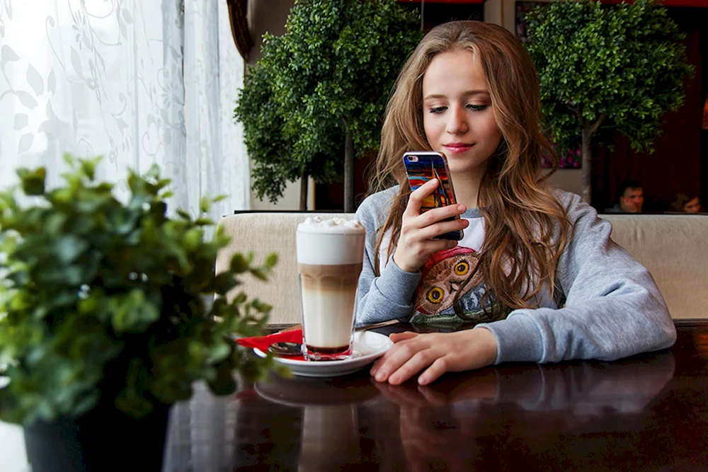 Mädchen im Café sitzend