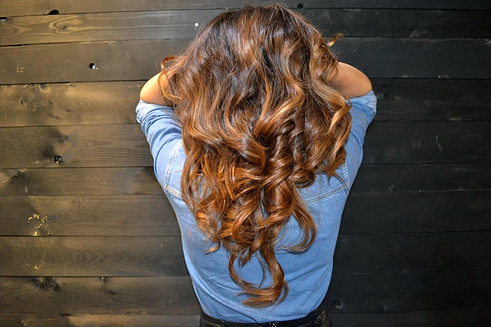 Blond mit langen Haaren am Rücken von Mädchen Haare