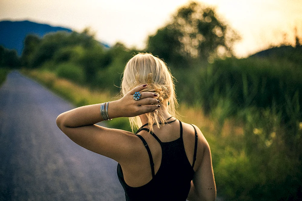 Blondes Mädchen mit langen Haaren