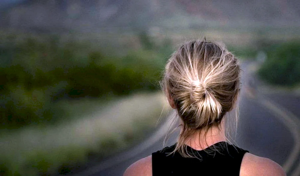 Blond von hinten