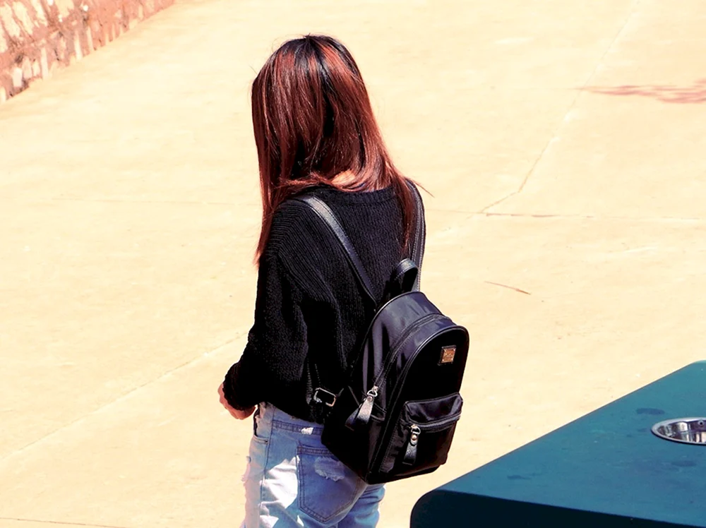 Brunette mit Rückenansicht
