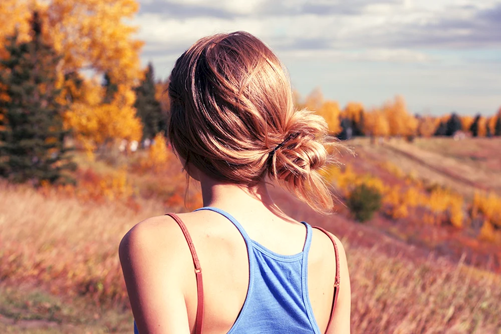 Blond mit braunen Haaren mit Rücken