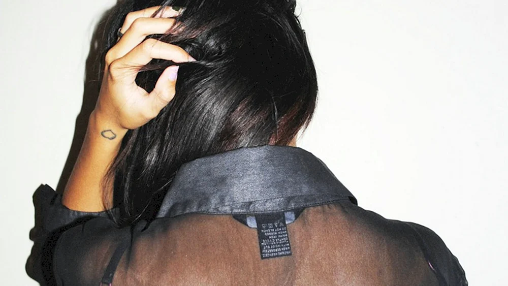 Brunette mit Karet