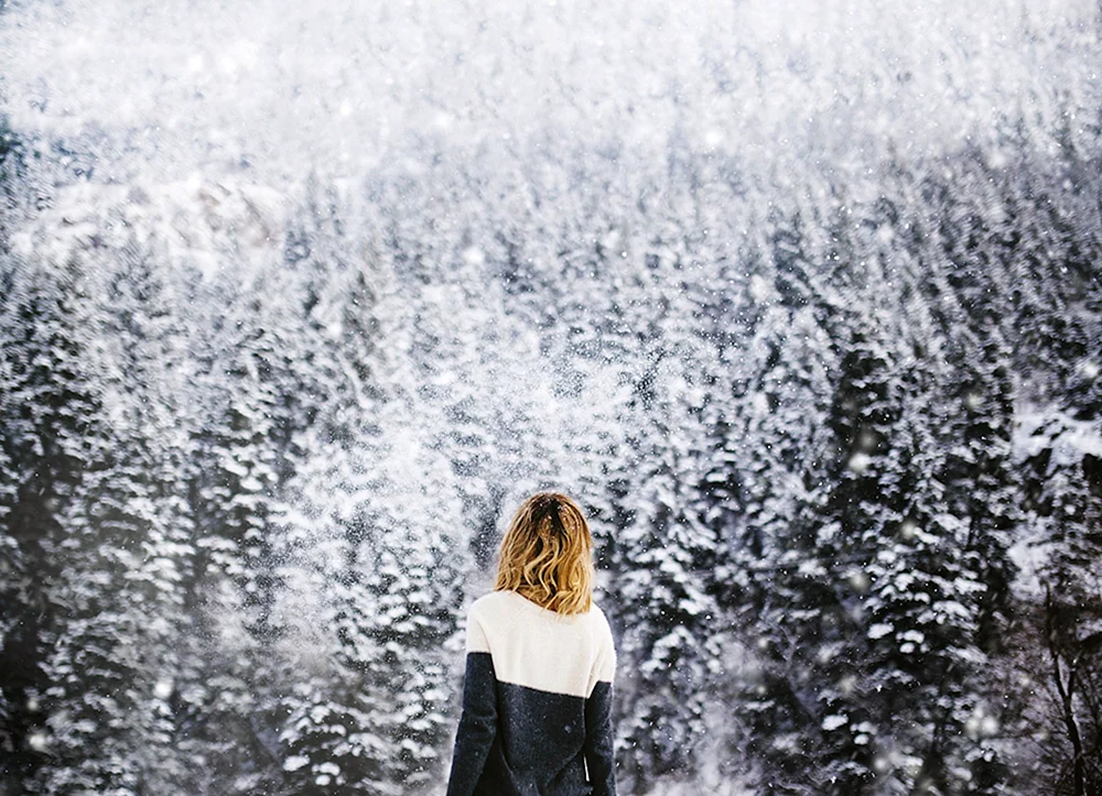 Mädchen mit einem Rückenbob im Schnee