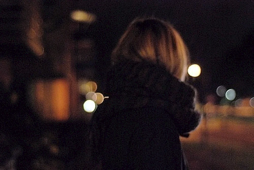 Mädchen von hinten im Winter bei Nacht