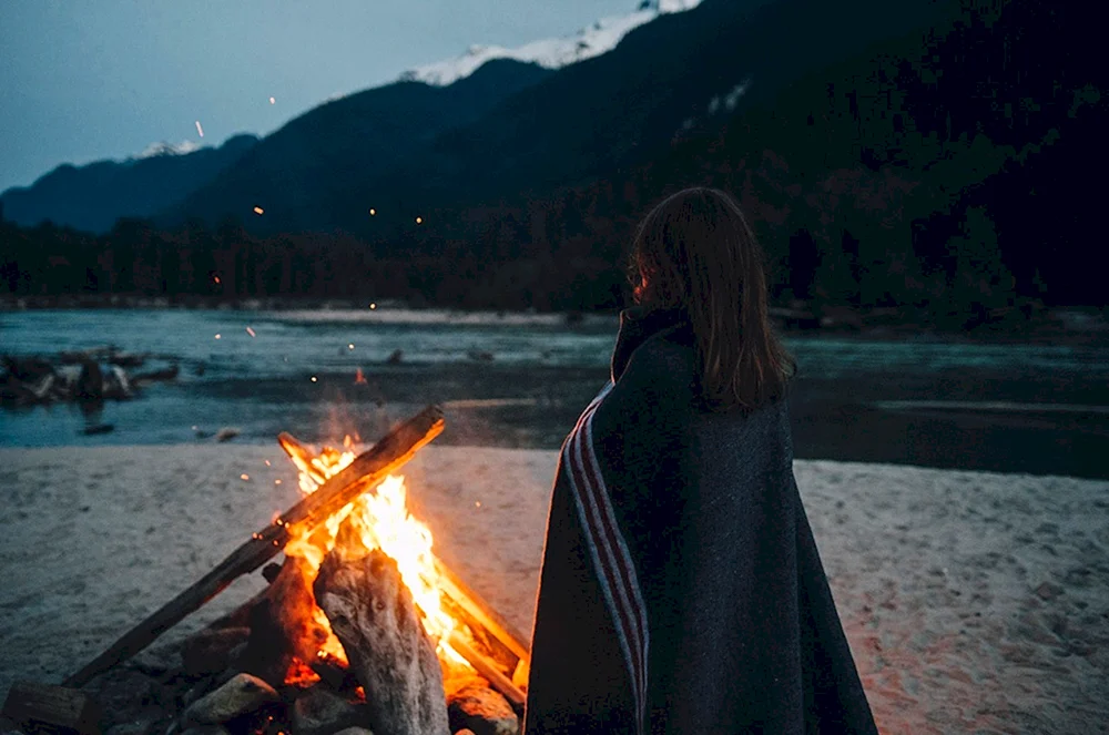 Mädchen am Lagerfeuer
