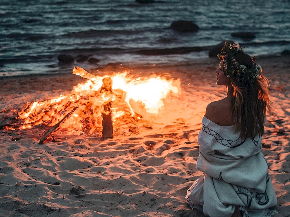 Mädchen am Lagerfeuer