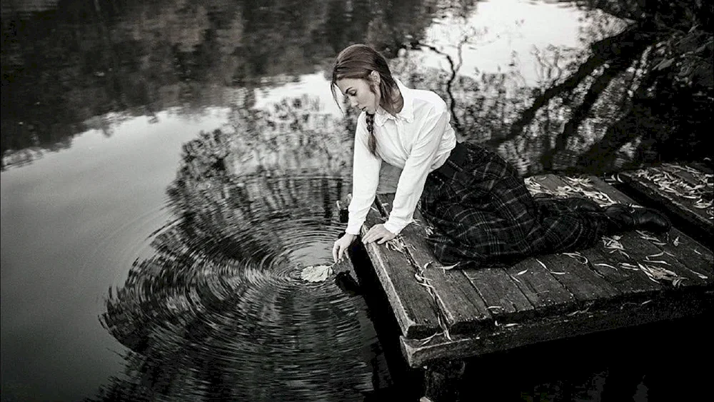 Mädchen am Teich