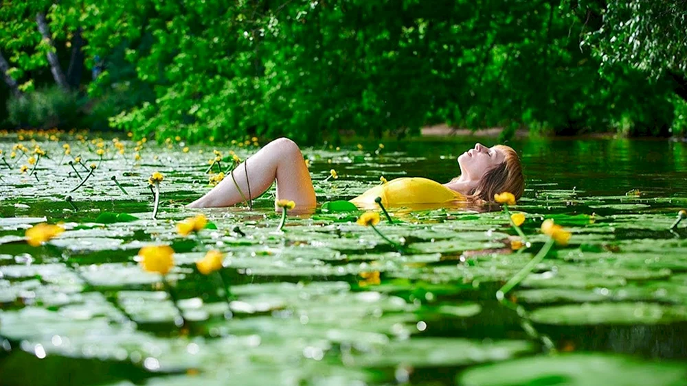 Mädchen am Teich