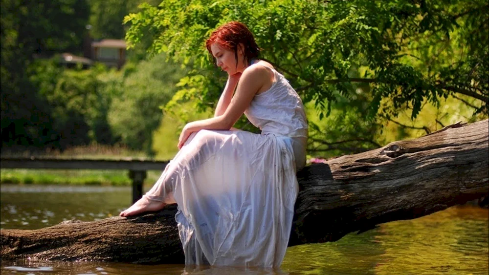Mädchen am Fluss