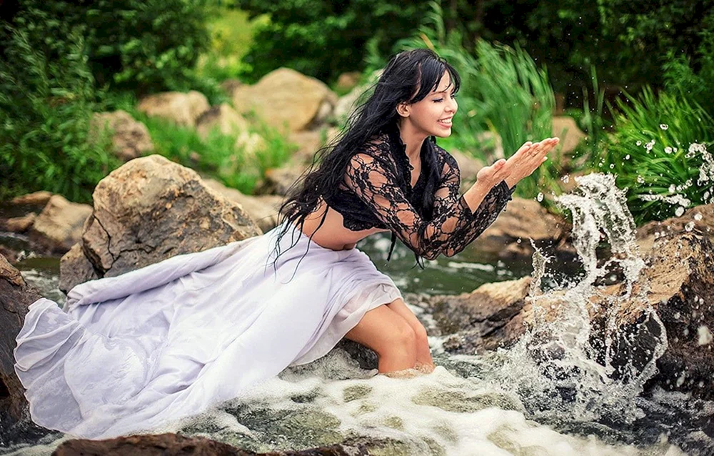 Mädchen am Wasserfall