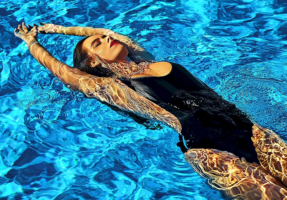 Mädchen im Pool