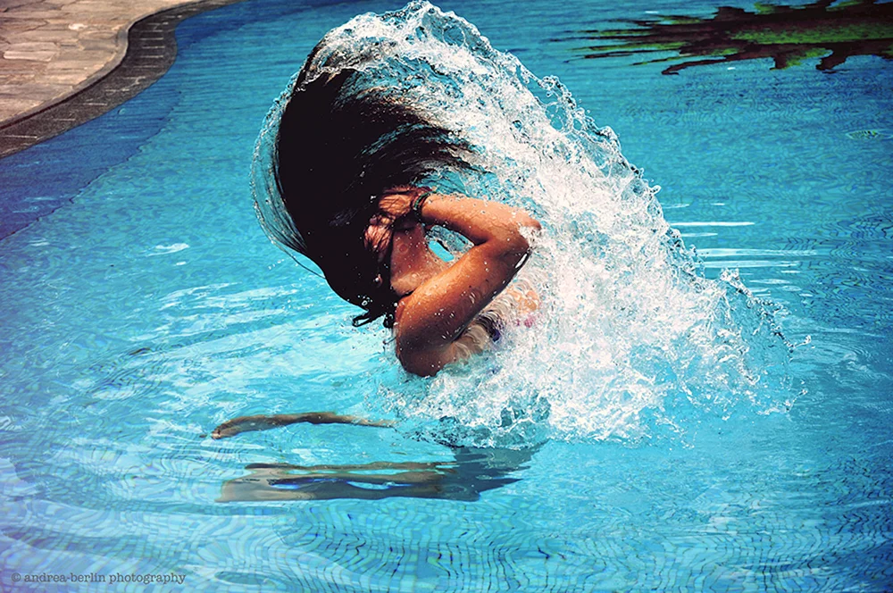 Mädchen im Schwimmbad von hinten