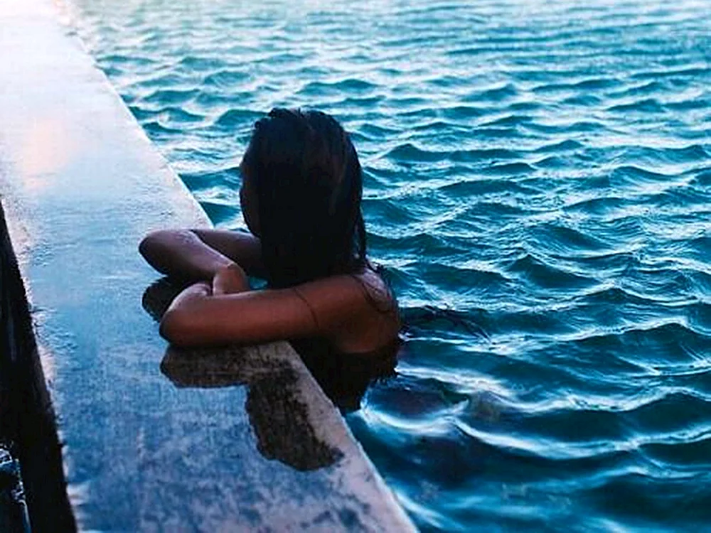 Mädchen im Pool von hinten