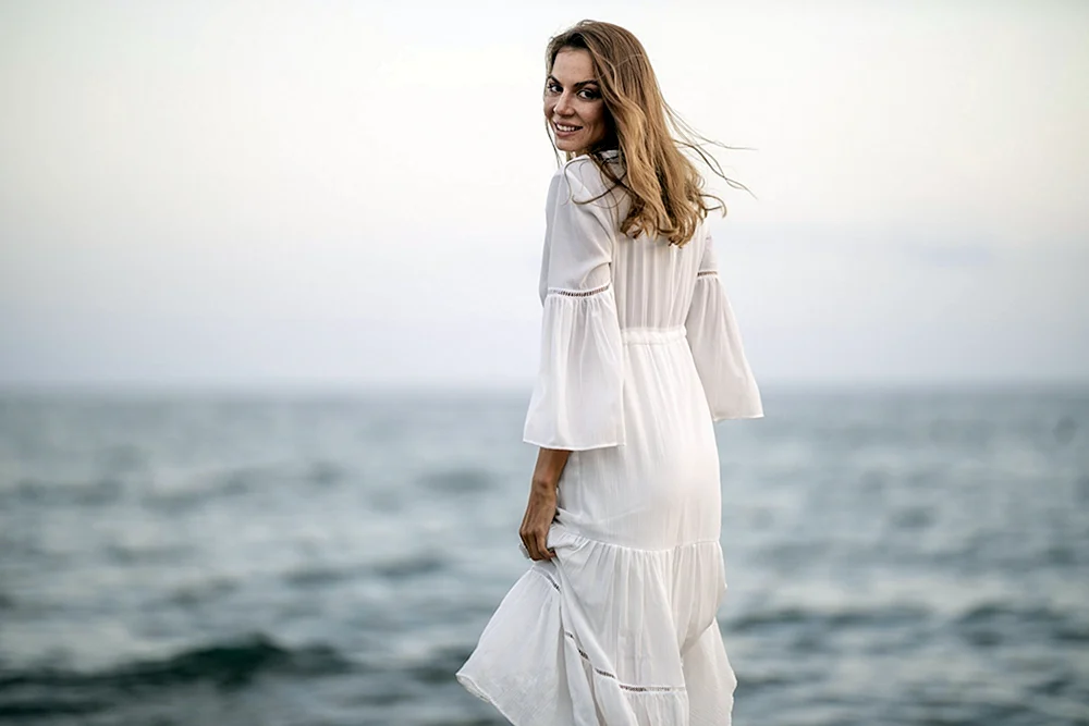 Mädchen in weißem Kleid