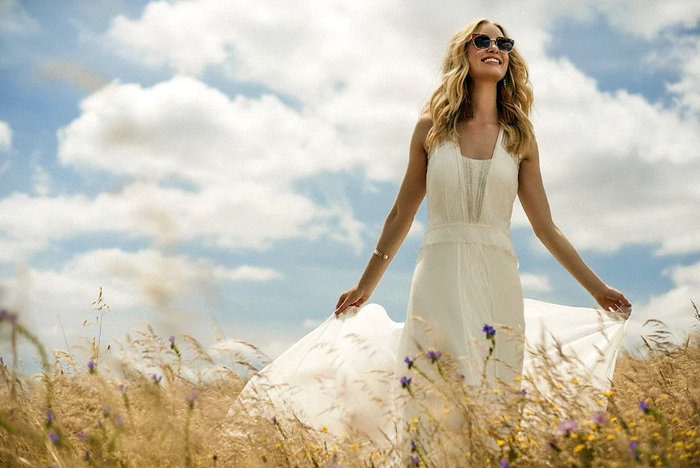 Mädchen im weißen Sommerkleid