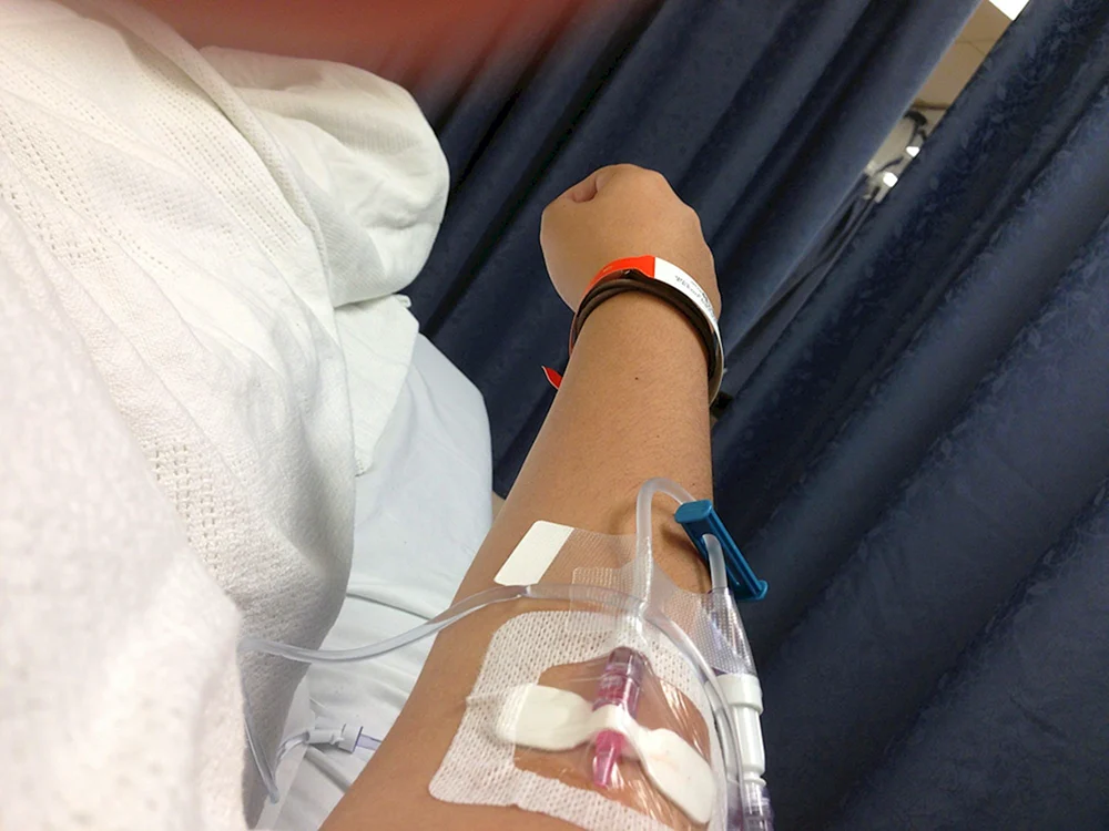 Mädchen im Krankenhaus unter einer Infusion