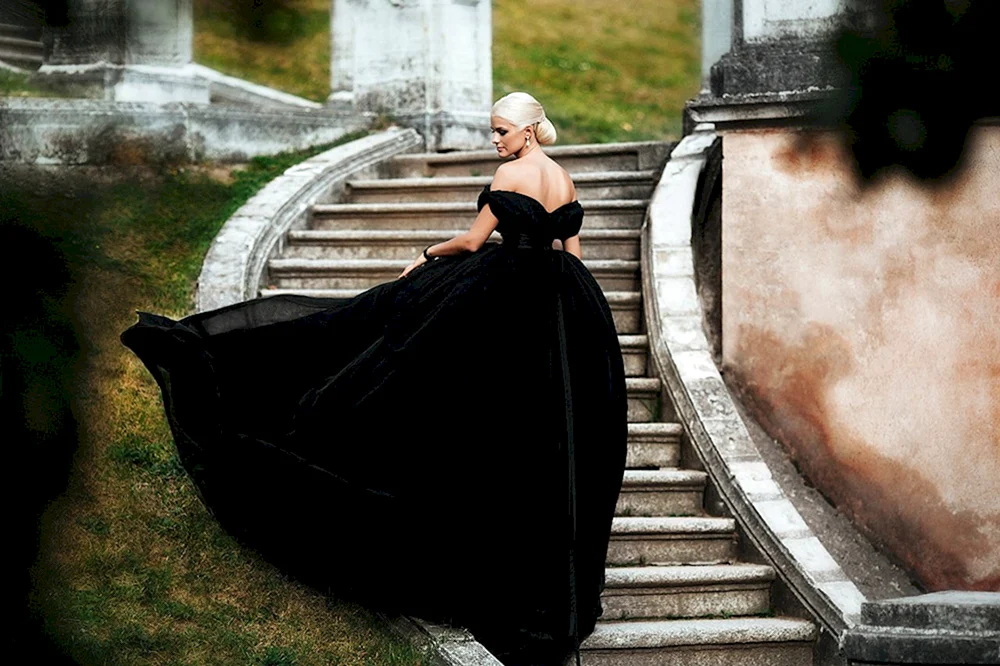 Mädchen in schwarzem Kleid