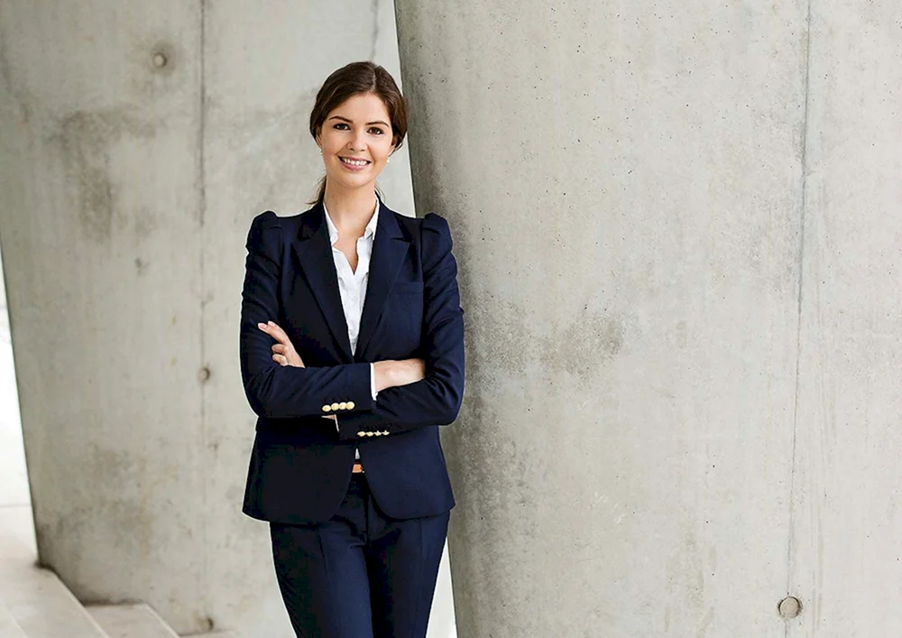 Mädchen im Business Anzug