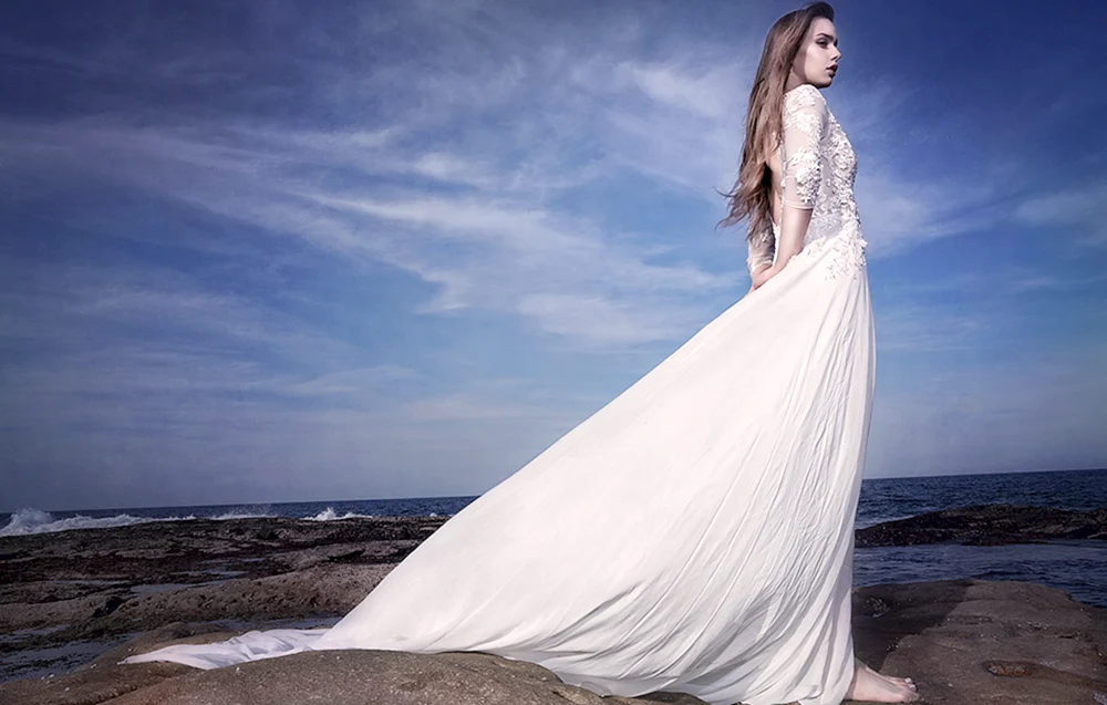Mädchen im langen weißen Kleid