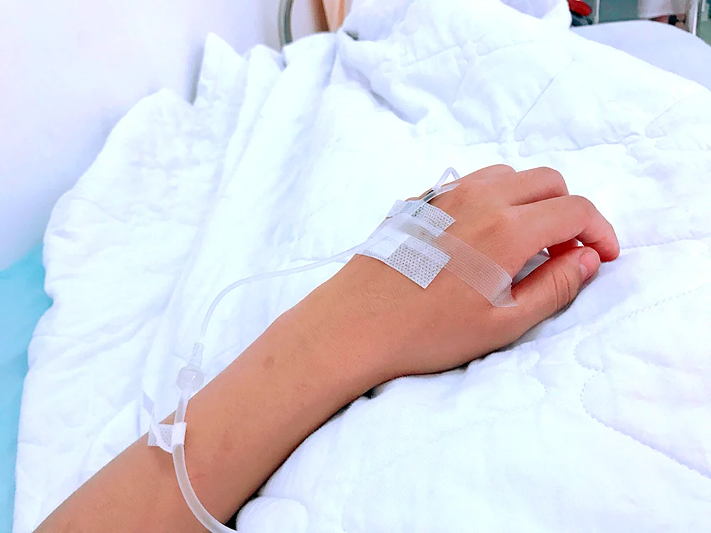 Mädchen im Krankenhaus unter einer Infusion