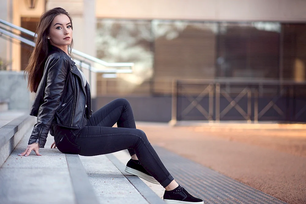 Mädchen in Kunstleder und Jeans