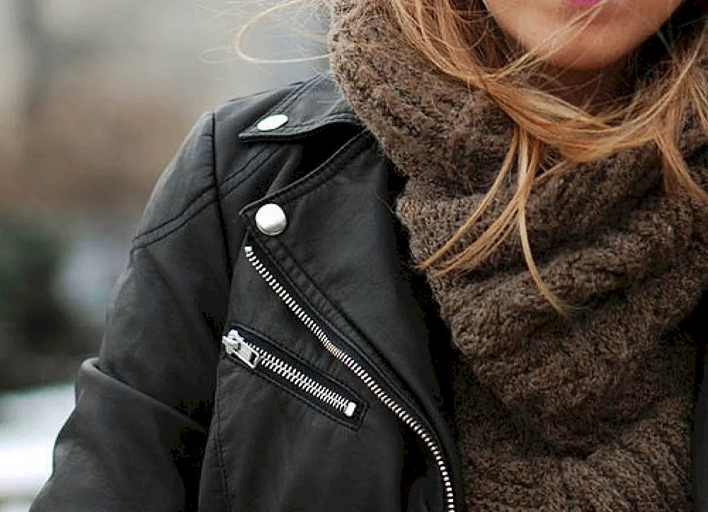 Mädchen in Lederjacke Jacke von hinten