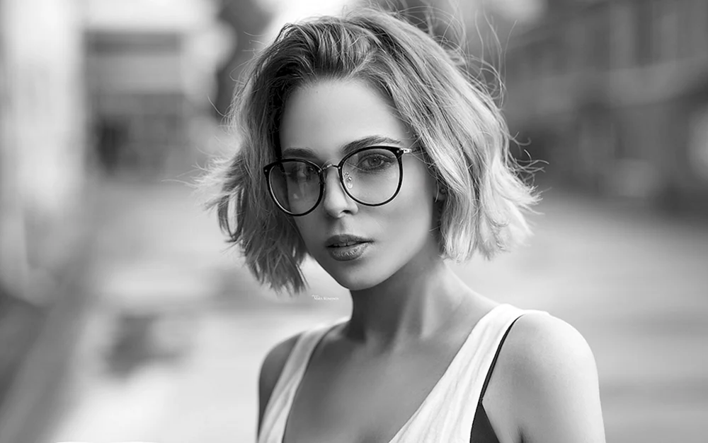 Mädchen mit dunkler Brille