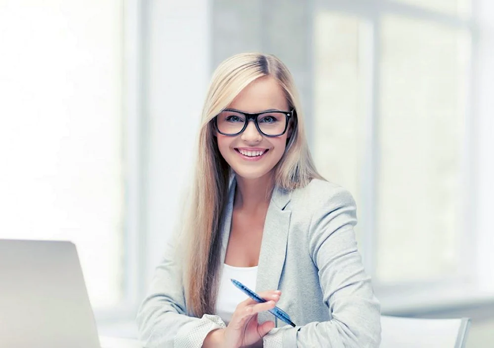 Mädchen mit Brille im Büro