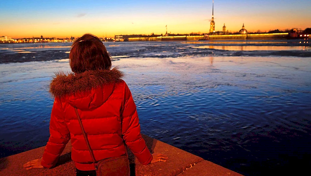 Mädchen in St. Petersburg mit Rücken im Winter