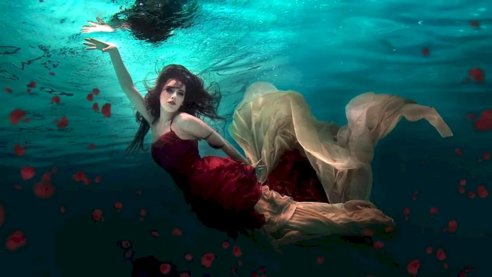 Mädchen im Kleid unter Wasser